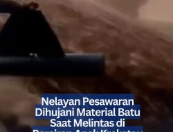 ‎Nelayan Pesawaran Dihujani Material Batu Saat Melintas di Perairan Anak Krakatau