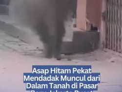 Asap Hitam Pekat Mendadak Muncul dari Dalam Tanah di Pasar Baru Jakarta Pusat