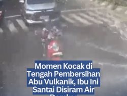 Momen Kocak di Tengah Pembersihan Abu Vulkanik, Ibu Ini Santai Disiram Air Damkar