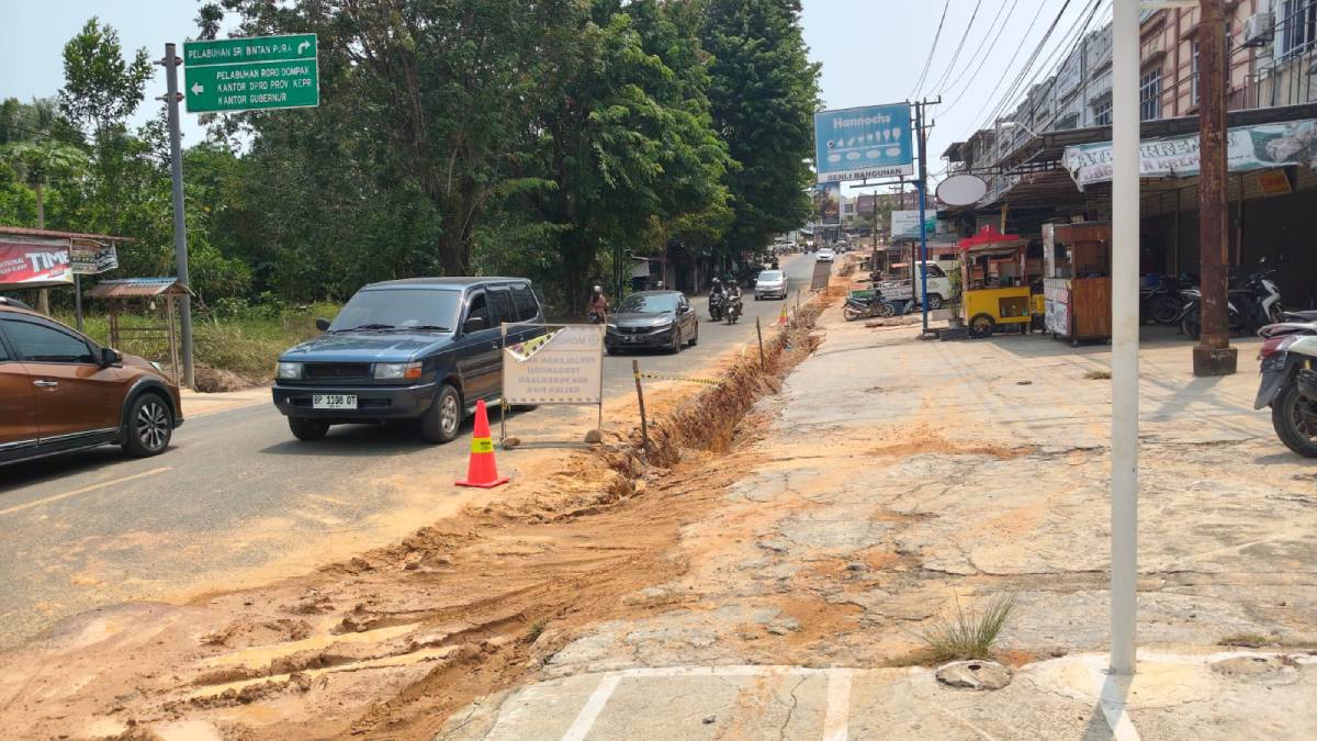 Akses Terganggu Hingga Pengaruhi Omzet, Pedagang Keluhkan Proyek Galian Pipa KM 8 Tanjungpinang.