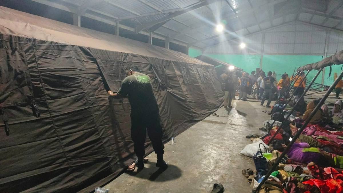 Aktivitas Gunung Sinabung Meningkat, Warga Kuta Tengah Mengungsi.
