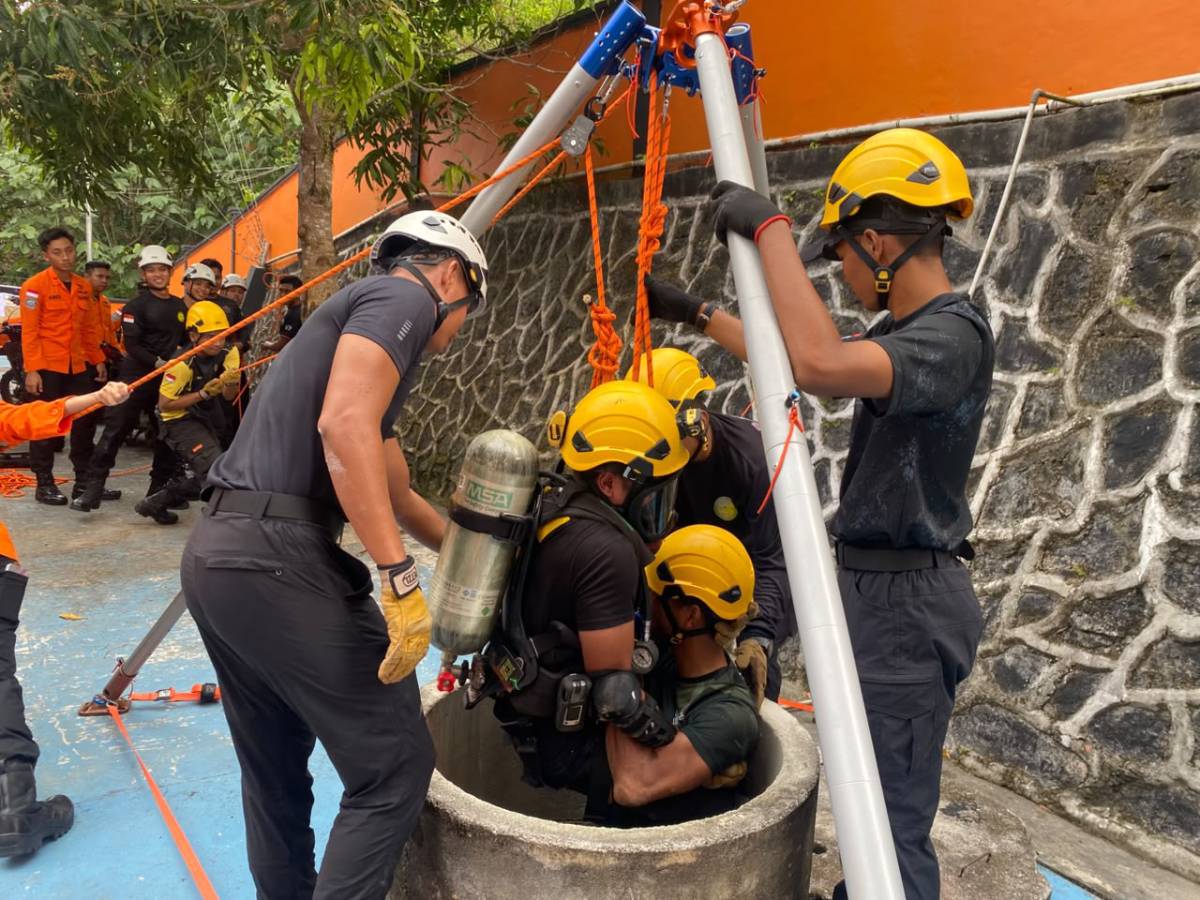Jaga Kesiapsiagaan, SAR Natuna Gelar Latihan Confined Space Rescue di Sumur.