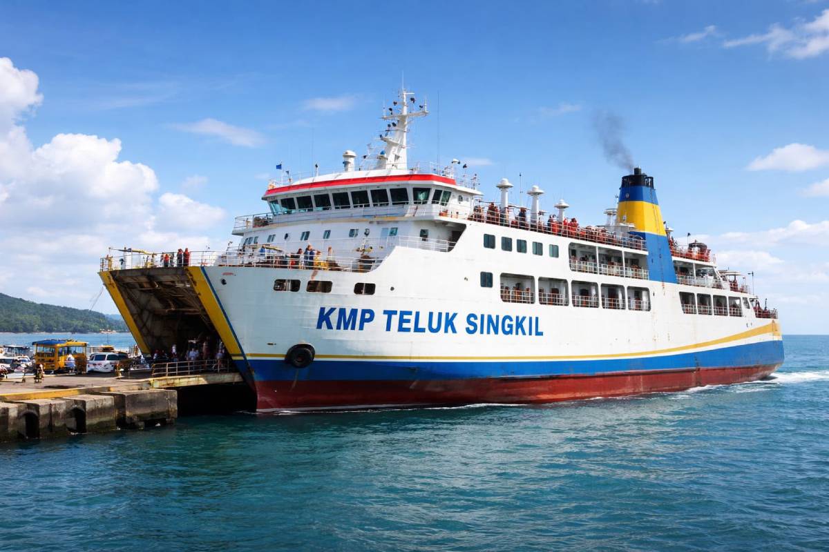 KMP Teluk Singkil Masuk Docking, Tiga Rute Penyeberangan Karimun Dihentikan Sementara.