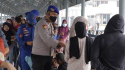 Kabut Asap Selimuti Anambas, Jarak Pandang Cuma 1 Km! Polisi Turun Bagikan Masker kepada Masyarakat.
