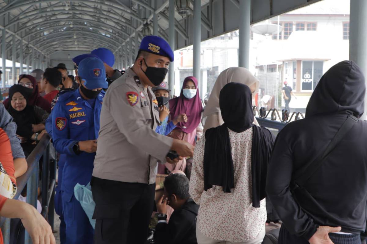Kabut Asap Selimuti Anambas, Jarak Pandang Cuma 1 Km! Polisi Turun Bagikan Masker kepada Masyarakat.
