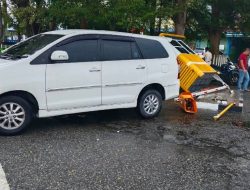Mobil Innova Tabrak Gate Parkir Pelabuhan Karimun, Pengemudi Diduga Salah Injak Pedal