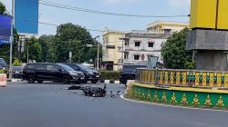 Nekat Terobos Lampu Merah, Pemotor Wanita Terserempet Lori di Jalan Bundaran Adipura.