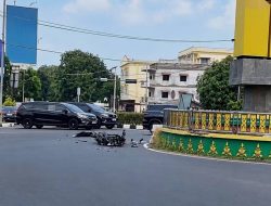 Nekat Terobos Lampu Merah, Pemotor Wanita Terserempet Lori di Jalan Bundaran Adipura