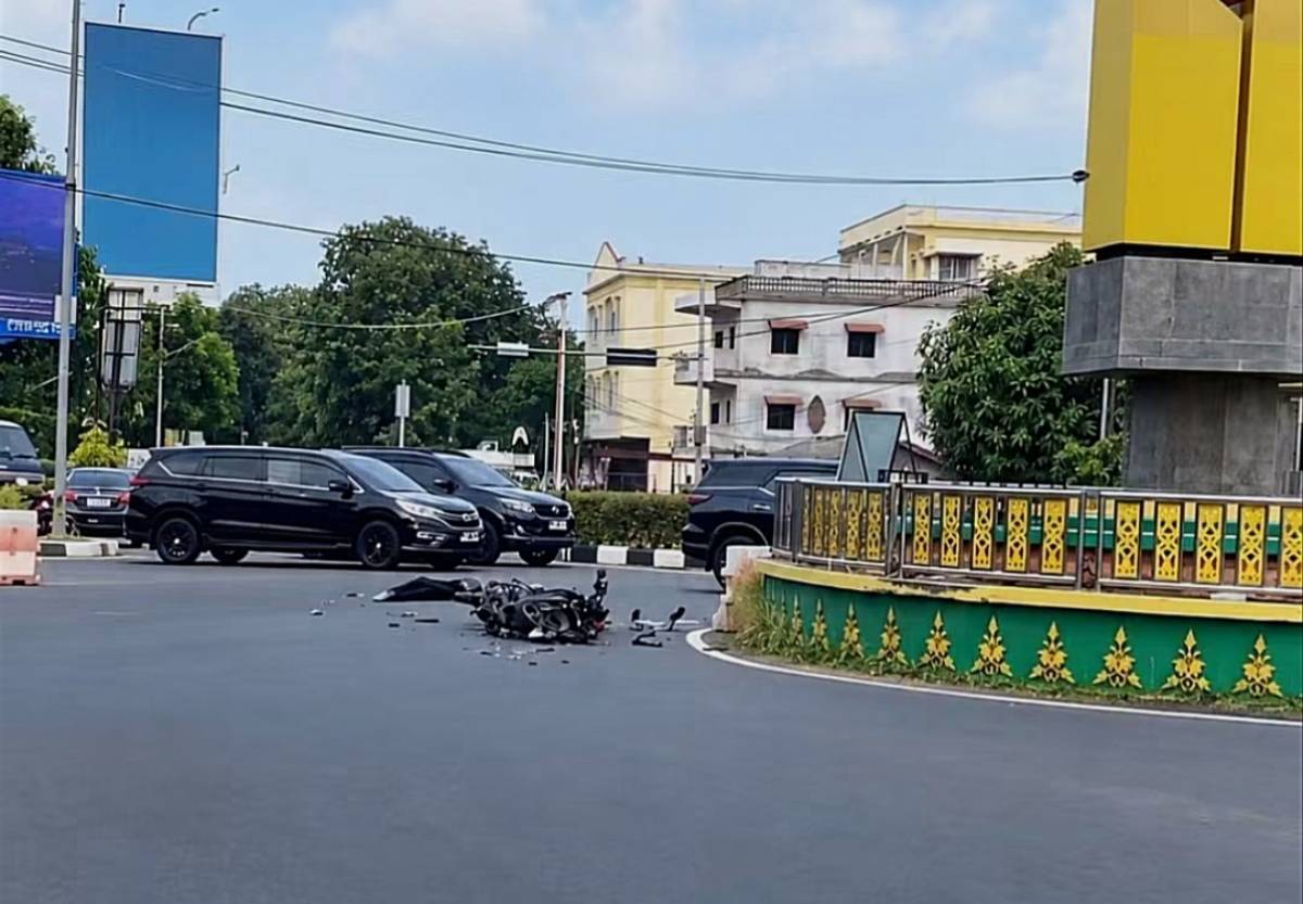 Nekat Terobos Lampu Merah, Pemotor Wanita Terserempet Lori di Jalan Bundaran Adipura.
