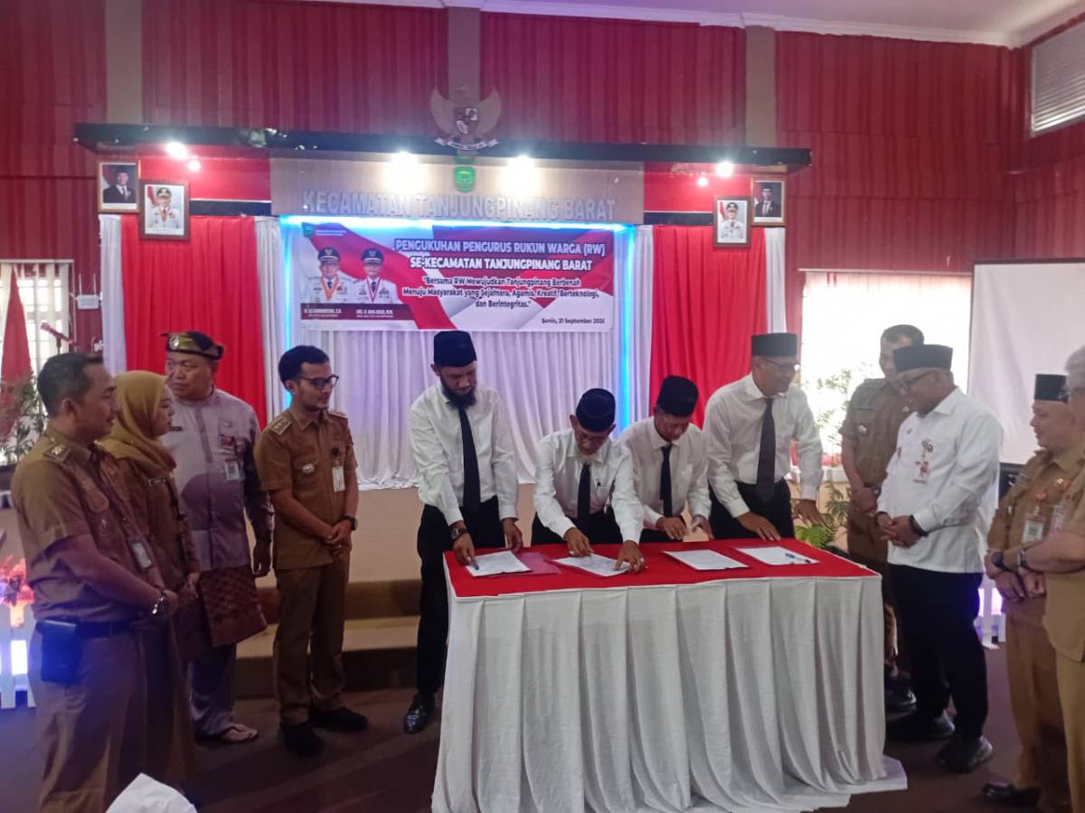 Pengurus RW se-Tanjungpinang Barat Dikukuhkan, Wali Kota Lis Tegaskan Peran RT-RW dalam Bantu Pelayanan ke Masyarakat.