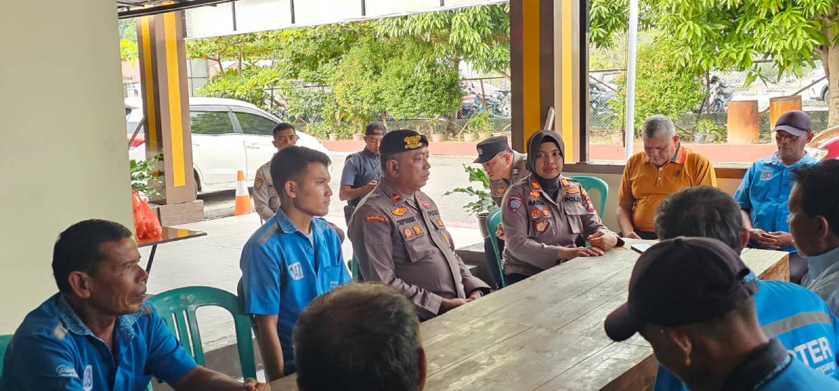Polsek KKP Tanjungpinang Rangkul Ojek dan Poter Pelabuhan SBP Lewat Program Sego Pagi.