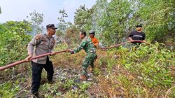 Polsek Tanjungpinang Timur dan Damkar Berjibaku Kebakaran Lahan di Jalan Daeng Celak