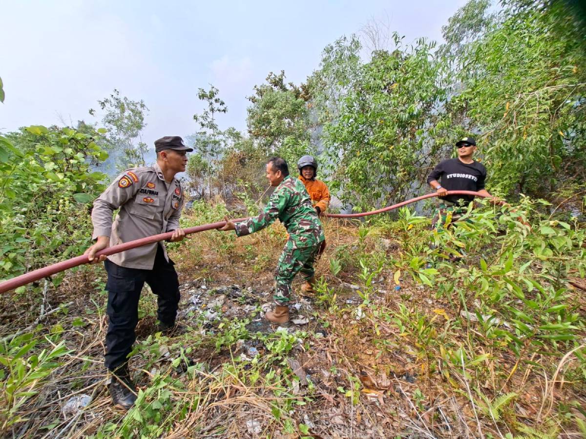 Polsek Tanjungpinang Timur dan Damkar Berjibaku Kebakaran Lahan di Jalan Daeng Celak.