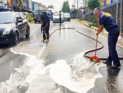 Tumpahan Solar Sebabkan Jalan Kawasan DI Panjaitan Licin, Sejumlah Pengendara Jatuh