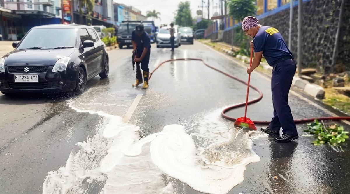 Tumpahan Solar Sebabkan Jalan Kawasan DI Panjaitan Licin, Sejumlah Pengendara Jatuh.