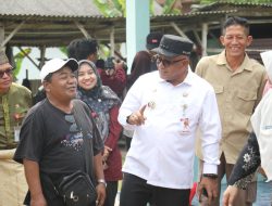Wako Lis Serahkan Kartu Bima Sakti dan Bahan Pokok Kepada Warga di Tiga Lokasi di Tanjungpinang