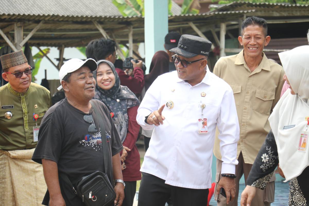 Wako Lis Serahkan Kartu Bima Sakti dan Bahan Pokok Kepada Warga di Tiga Lokasi di Tanjungpinang.