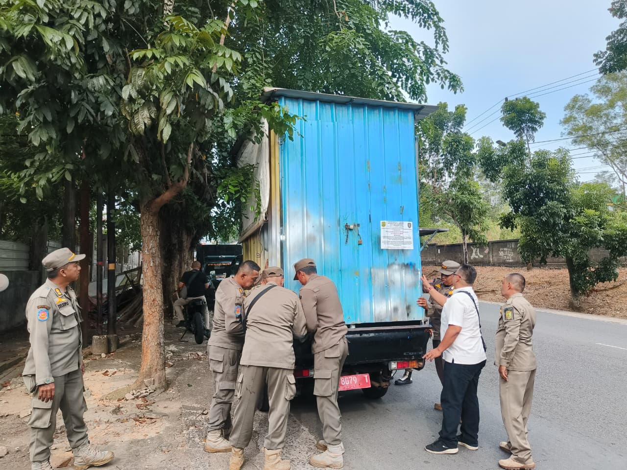Satpol PP Tanjungpinang Tertibkan Lapak Kontainer PKL di KM 6 dan Bintan Center.