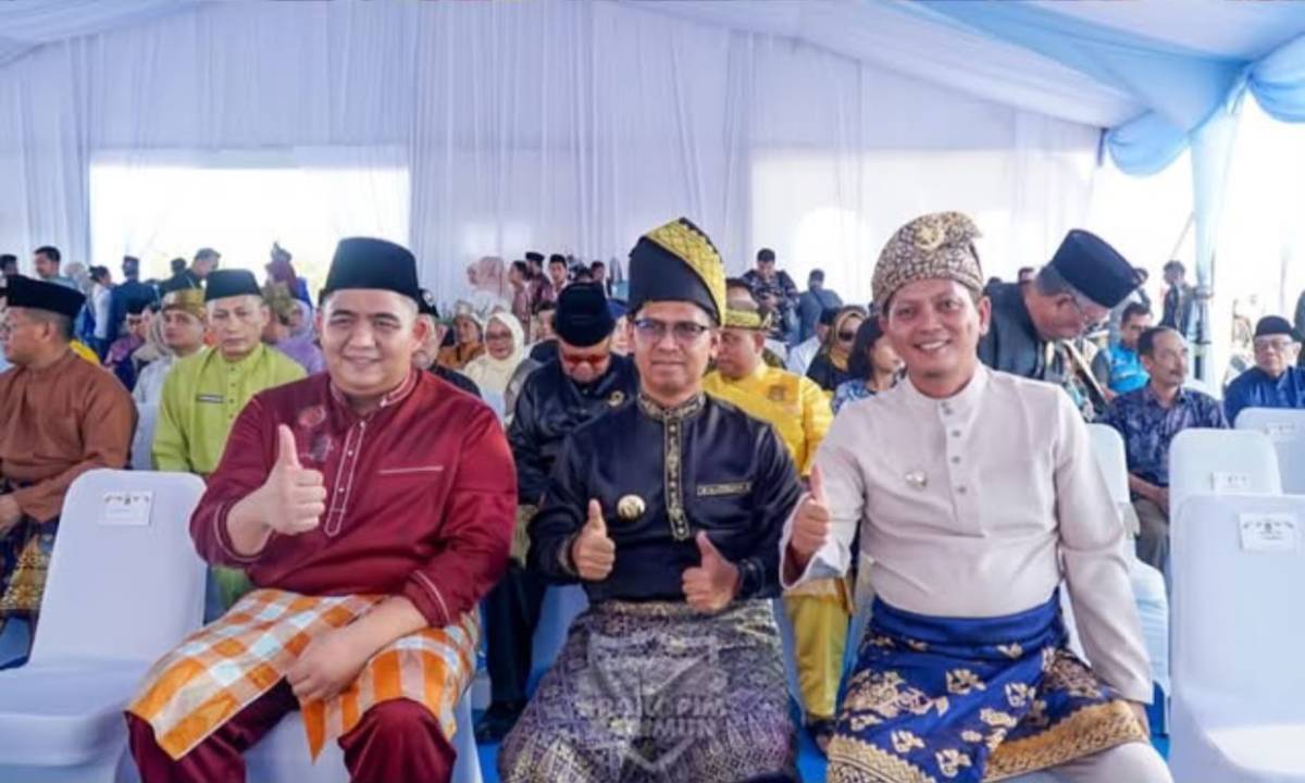 Bupati Karimun (duduk di posisi tengah) Dukung Pembangunan Museum dan Monumen Bahasa Nasional di Pulau Penyengat.