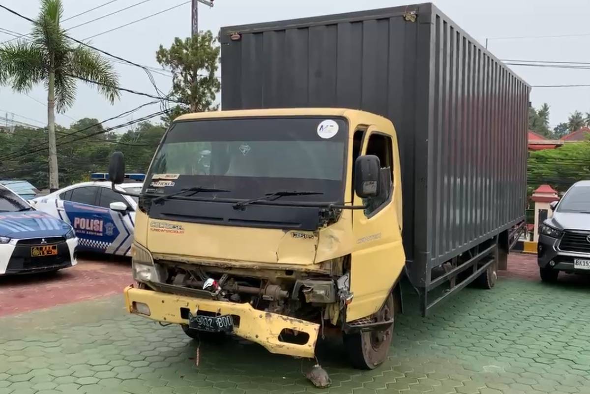 Tabrakan Beruntun di KM 7 Tanjungpinang, Supir Truk Box Diamankan Polisi.