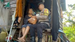 Bhabinkamtibmas Desa Kelong Berikan Bantuan Kepada Lansia.