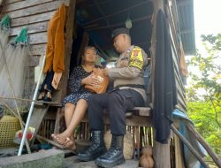 Bhabinkamtibmas Desa Kelong Berikan Bantuan Kepada Lansia