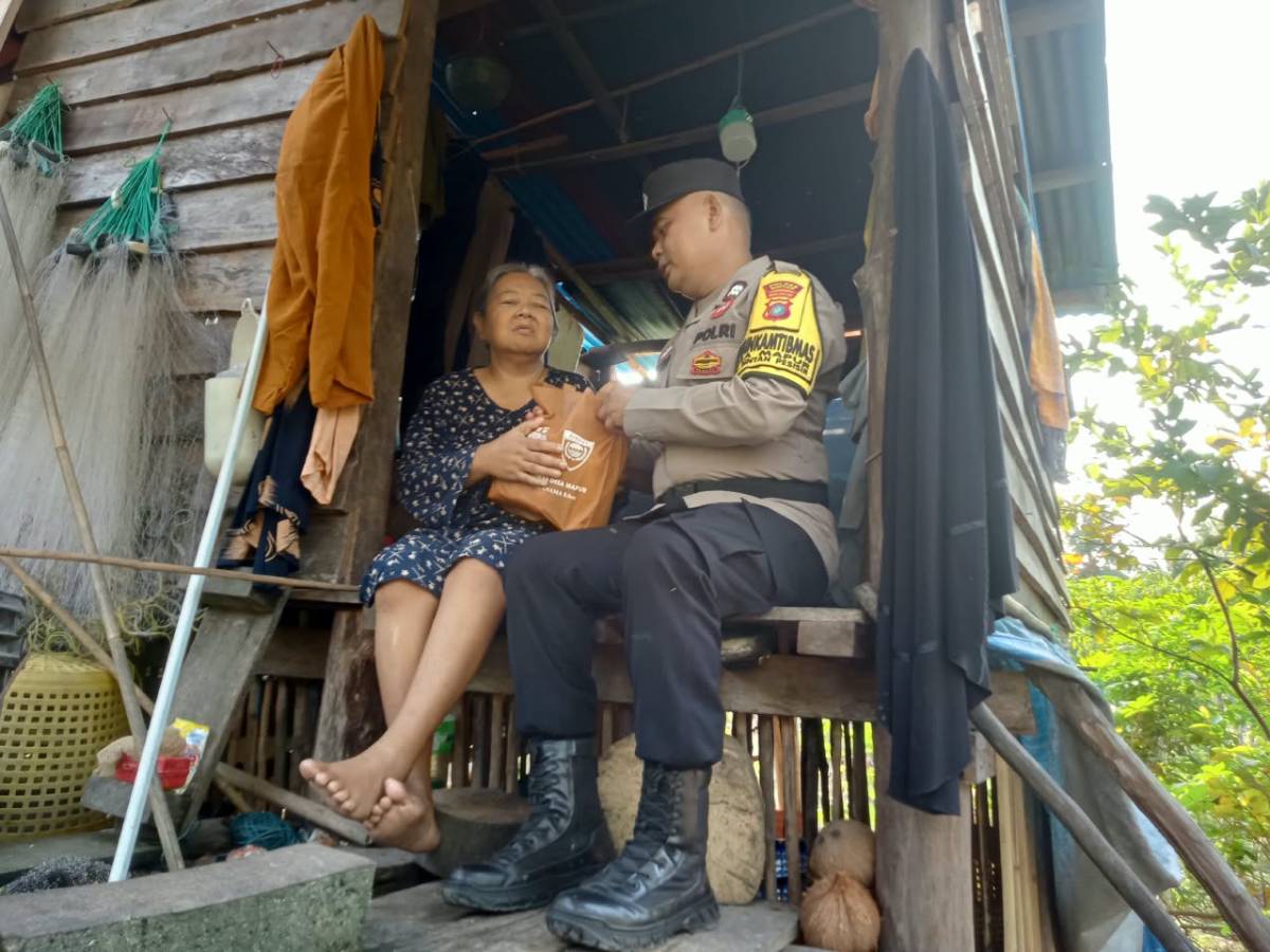 Bhabinkamtibmas Desa Kelong Berikan Bantuan Kepada Lansia.