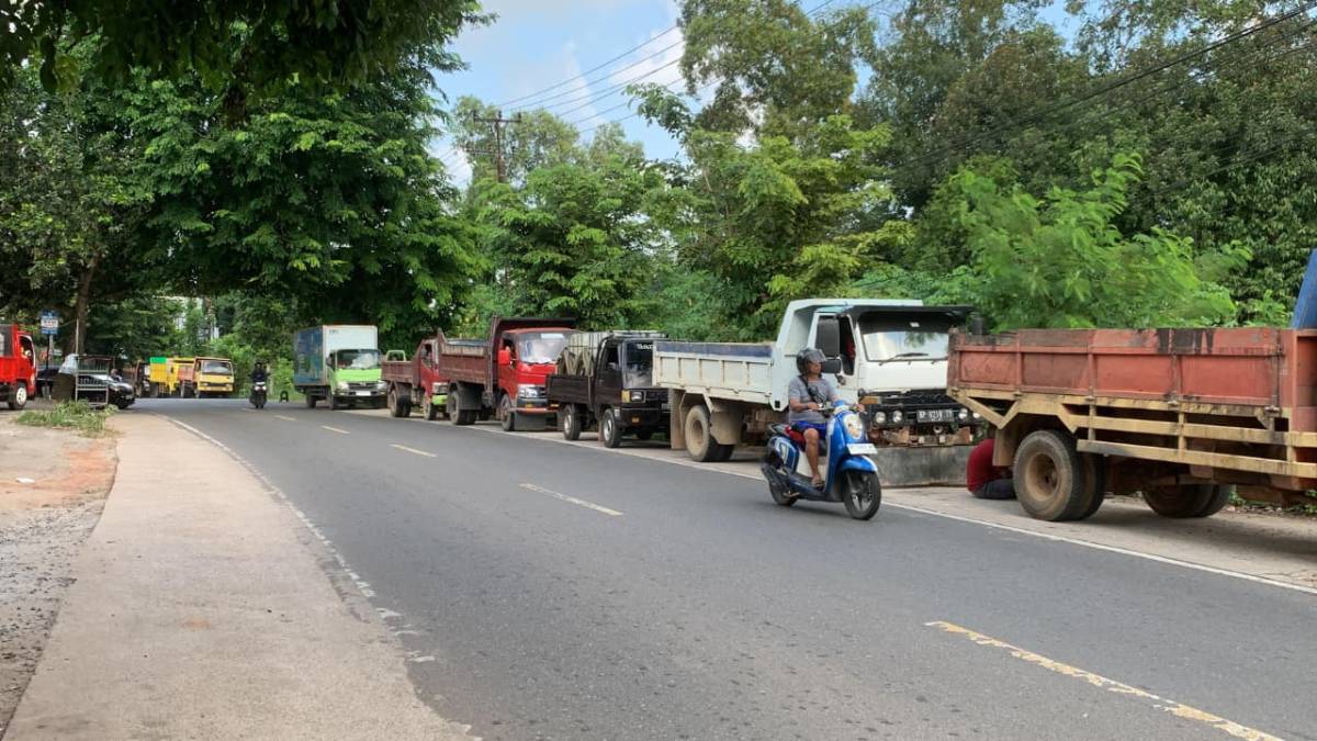 Disdagin Tanjungpinang Masih Telusuri Penyebab Antrean Panjang Pengisian Solar di SPBU.
