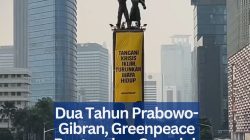 Dua Tahun Prabowo-Gibran, Greenpeace Bentangkan Spanduk Kritik di Bundaran HI