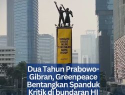 Dua Tahun Prabowo-Gibran, Greenpeace Bentangkan Spanduk Kritik di Bundaran HI