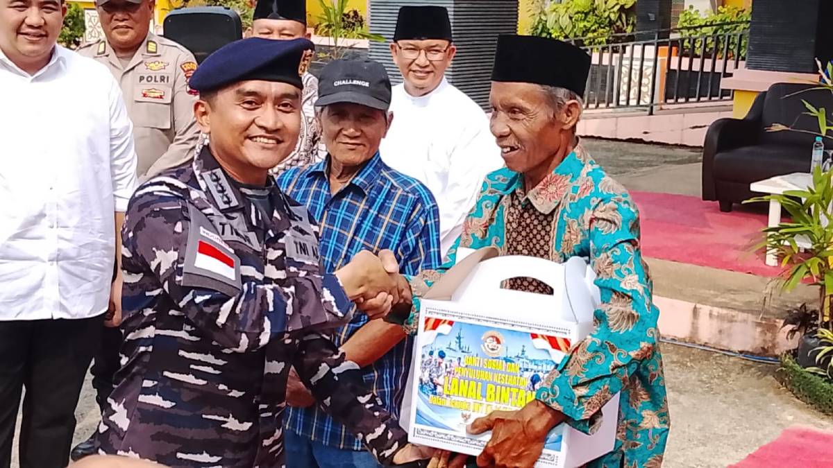 HUT ke-81 TNI, Lanal Bintan Salurkan Ratusan Paket Sembako untuk Warga Bintan Timur.