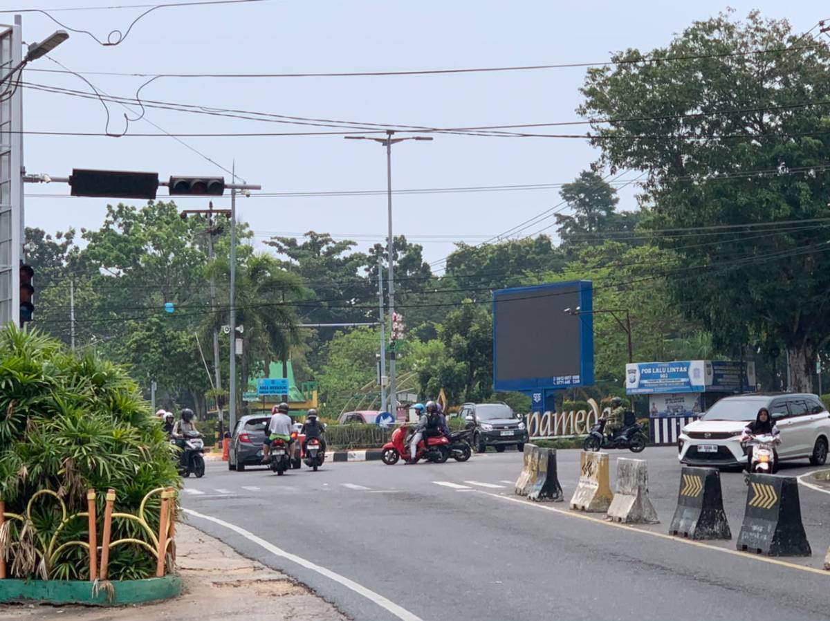 Lampu Lalu Lintas Mati Imbas Blackout, Arus Kendaraan Persimpangan Tanjungpinang Semrawut.