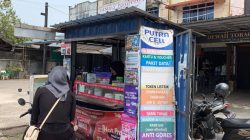 Listrik Padam dan Sinyal Gangguan, Warga Tanjungpinang Serbu Konter HP demi Kuota Internet.