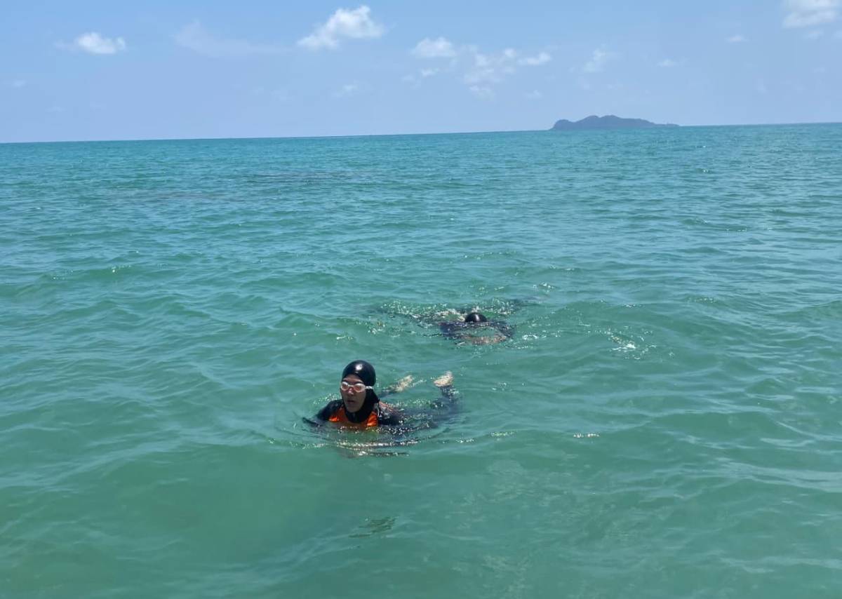 Perkuat Kesiapsiagaan di Perairan, SAR Natuna Gelar Latihan Water Rescue di Pantai Tanjung.