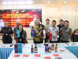 Polresta Barelang Ungkap Peredaran Ribuan Botol Minuman Alkohol Tanpa Izin Edar, Para Tersangka Terancam 2 Tahun Penjara