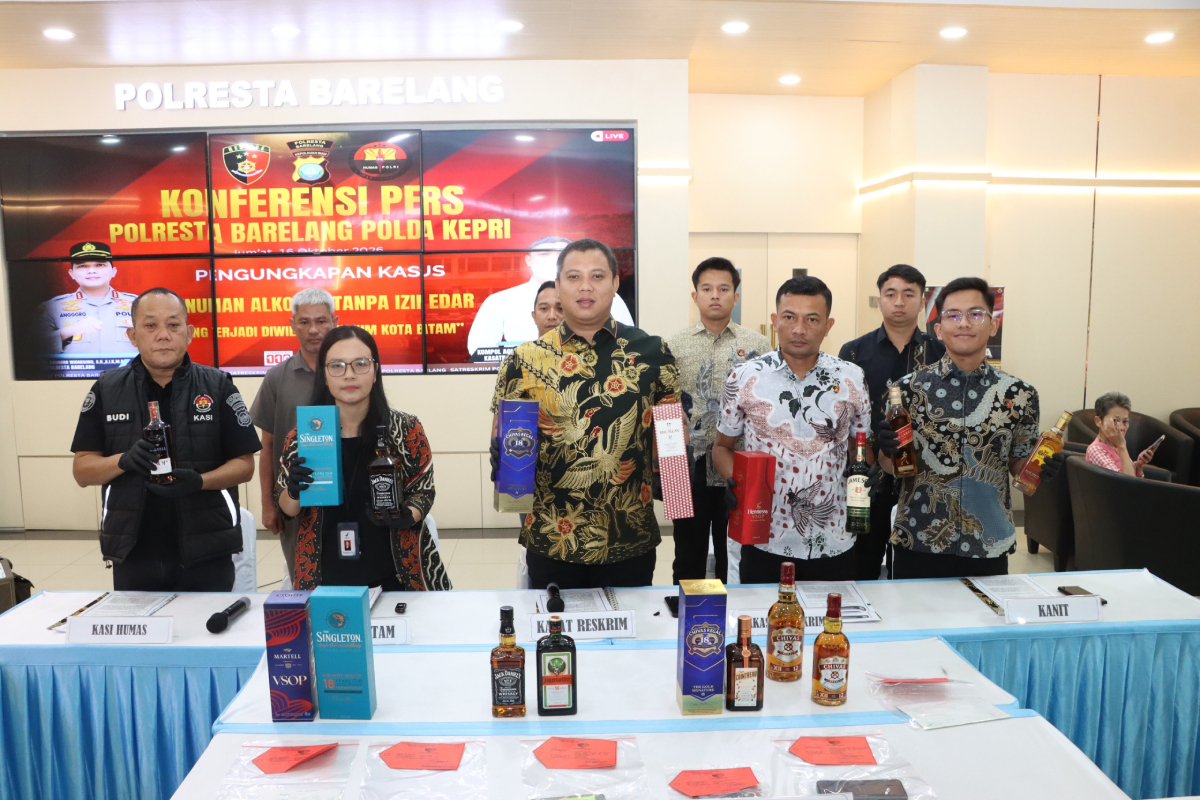 Polresta Barelang Ungkap Peredaran Ribuan Botol Minuman Alkohol Tanpa Izin Edar, Para Tersangka Terancam 2 Tahun Penjara.