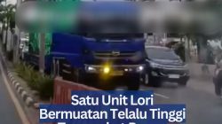 Satu Unit Lori Bermuatan Telalu Tinggi Tersangkut Papan Reklame di Tanjungpinang