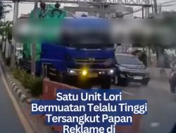 Satu Unit Lori Bermuatan Telalu Tinggi Tersangkut Papan Reklame di Tanjungpinang