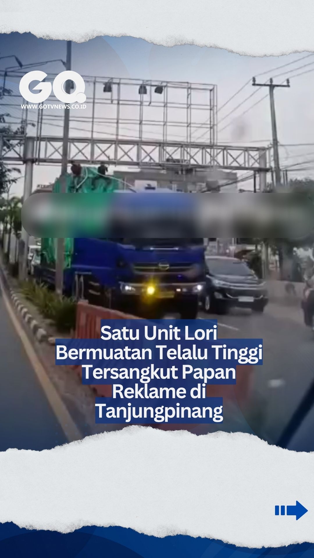 Satu Unit Lori Bermuatan Telalu Tinggi Tersangkut Papan Reklame di Tanjungpinang.