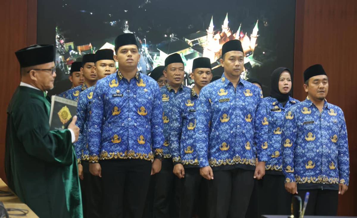 Sekda Misni Lantik PNS dan Pejabat Fungsional Pemprov Kepri, Tekankan Profesionalisme dan Pelayanan Publik.