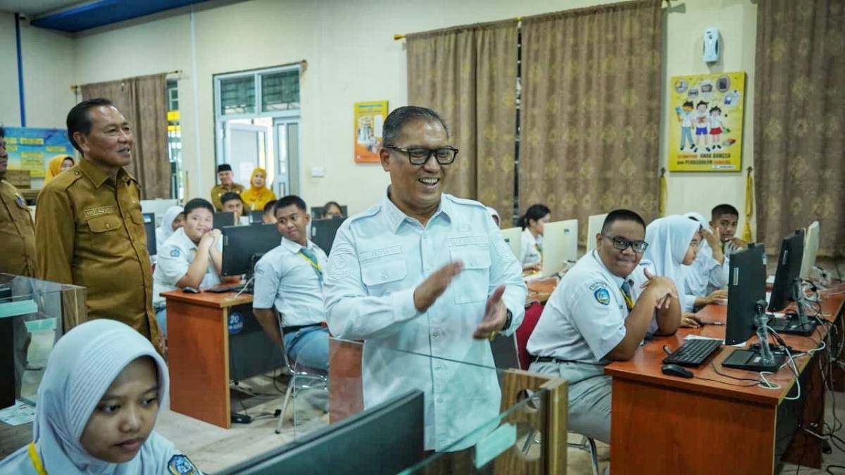 Wagub Nyanyang Tinjau Pelaksanaan TKA SMK/SMA di Batam dan Beri Motivasi Terbaik.
