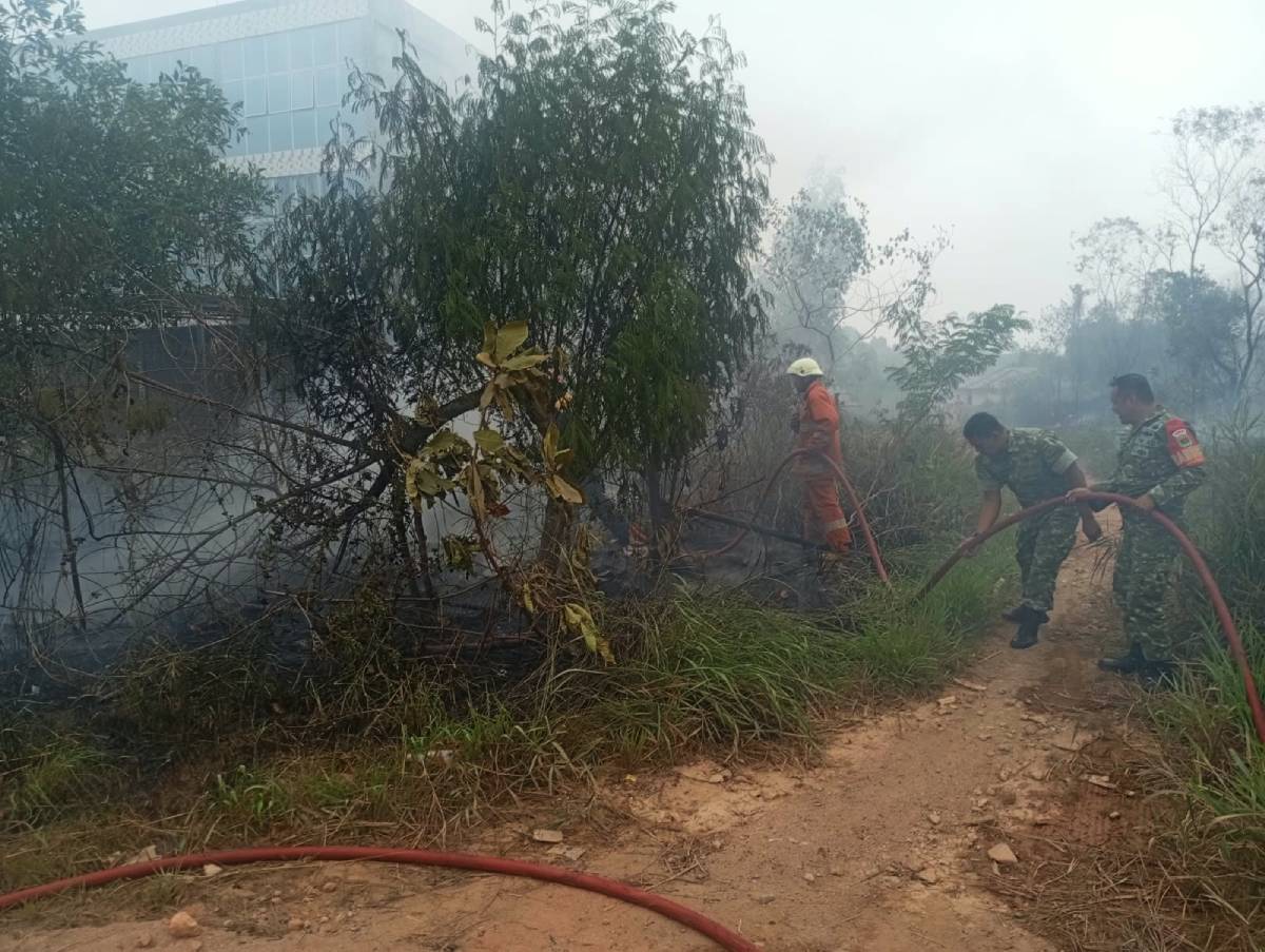 Kebakaran Lahan Kosong di Jalan Daeng Celak Tanjungpinang, Diduga Dipicu dari Pembakaran Sampah‎.