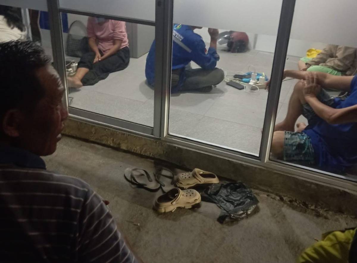 Akibat Pemadaman Listrik, Sejumlah Warga di Bintan Mengantri di ATM untuk Mengisi Daya Ponsel.