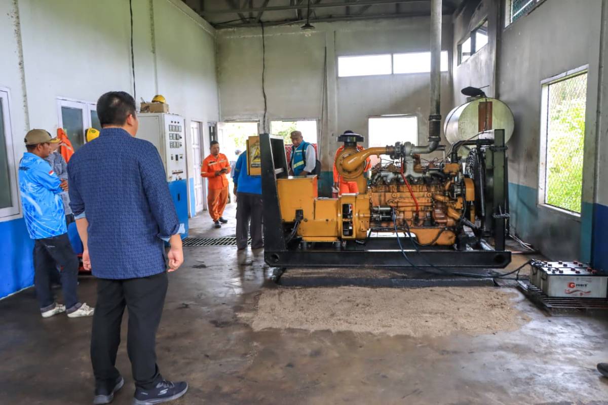 Bupati Roby Tinjau Kelistrikan Pulau Mapur, Dorong Peningkatan Layanan hingga 24 Jam.